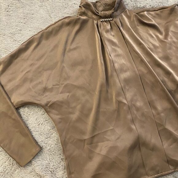 Simorra Barcelona mock neck satin blouse ( with brooch), size 40(M) - Picture 4 of 10